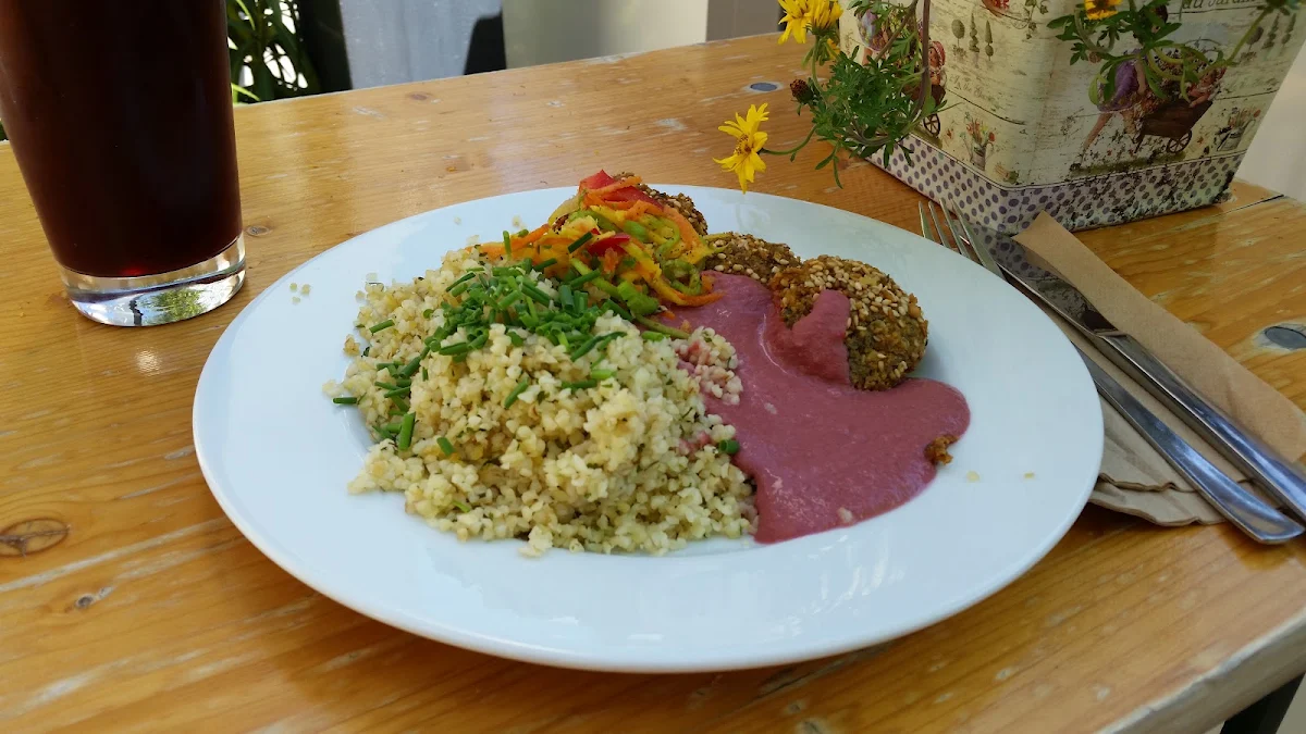 Ägyptische Falafel Mit Rotem Hummus Und Kräuterbulgur