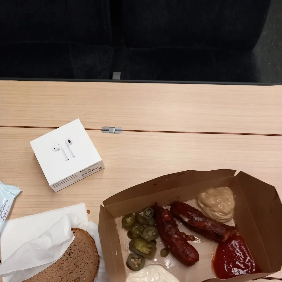 Käsekrainer Mit Brot Zum Mitnehmen Für Die Zugfahrt Sensationell