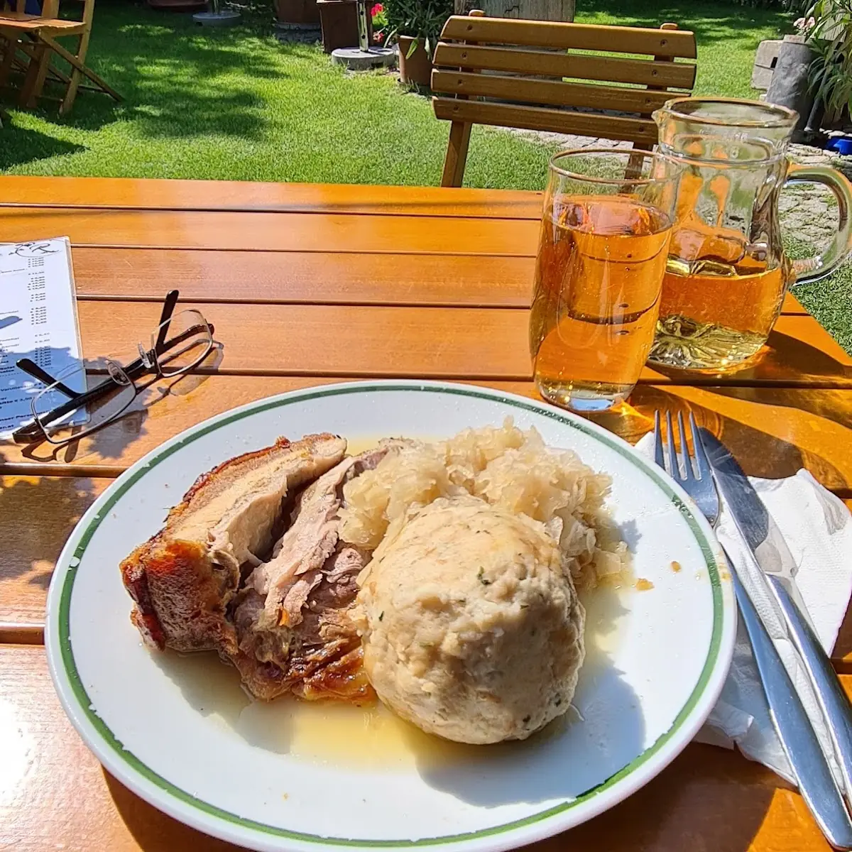 Kümmelbraten Mit Sauerkraut Und Kloss