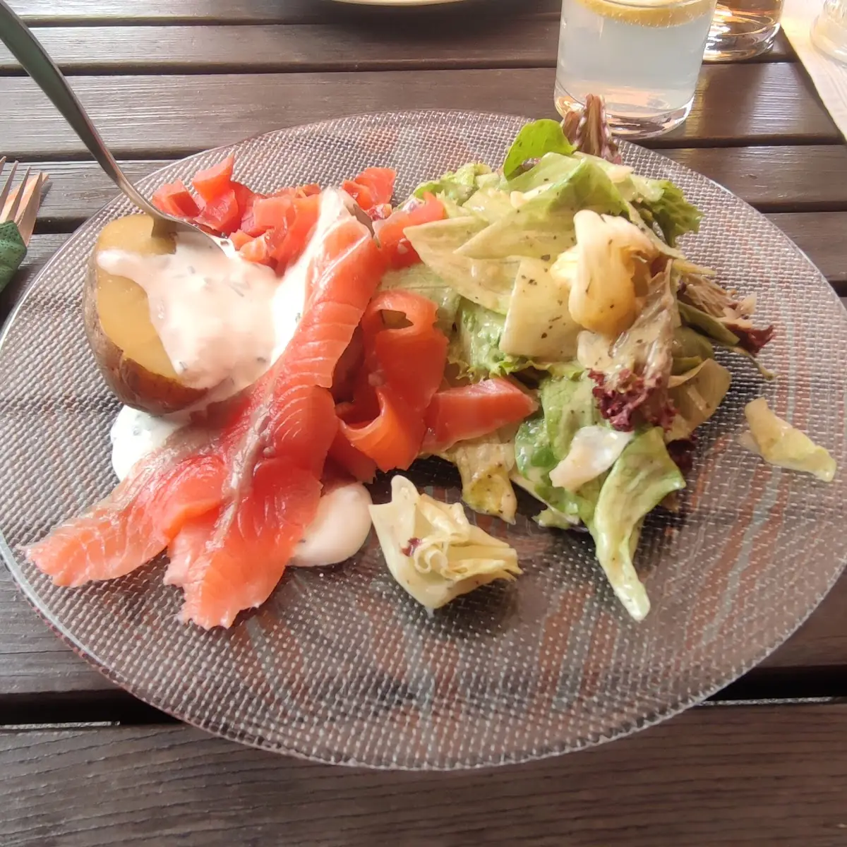 Ofen Erdäpfel Mit Räucherlachs Und Salat