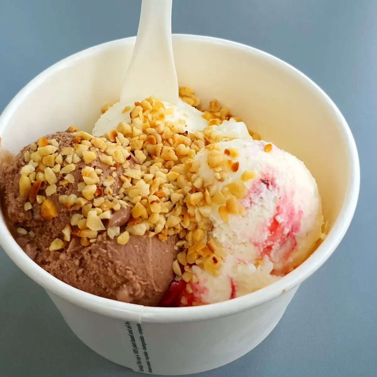3 Kugeln Eis Mit Nussstücken