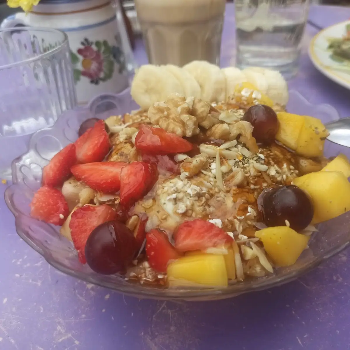 Frischer Obstsalat Mit Joghurt Nüssen Und Haferflocken