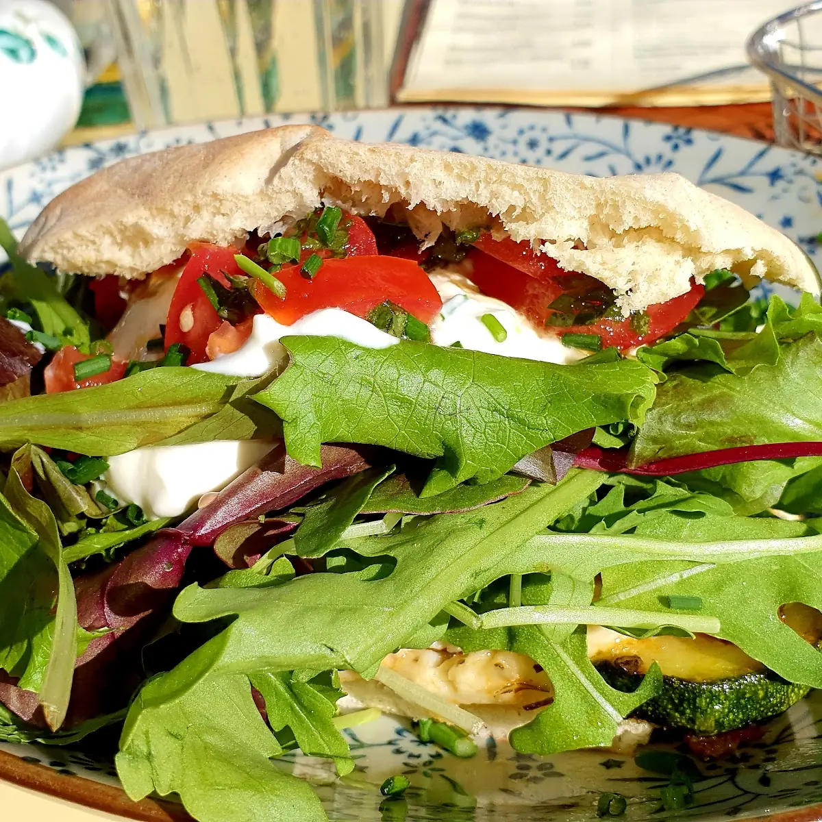 Halloumi-pita Mit Gemüse Und Salat