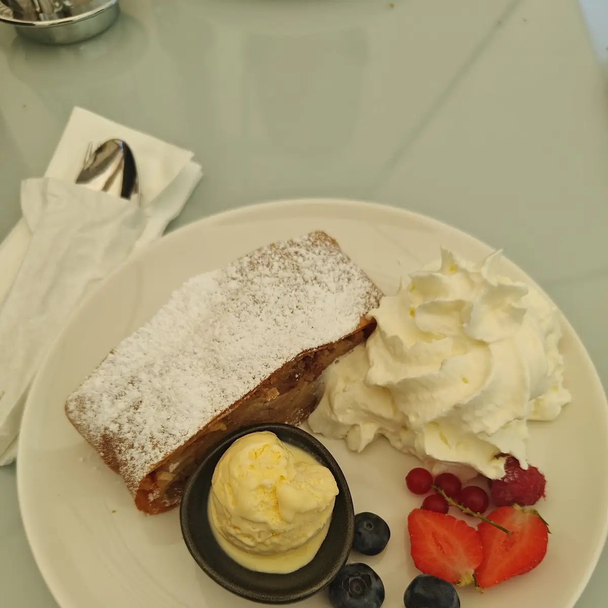 Apfelstrudel Mit Vanilleeis