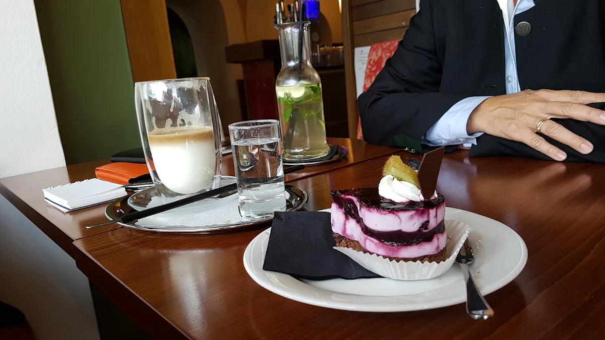 Cafe Latte Und Heidelbeertörtchen