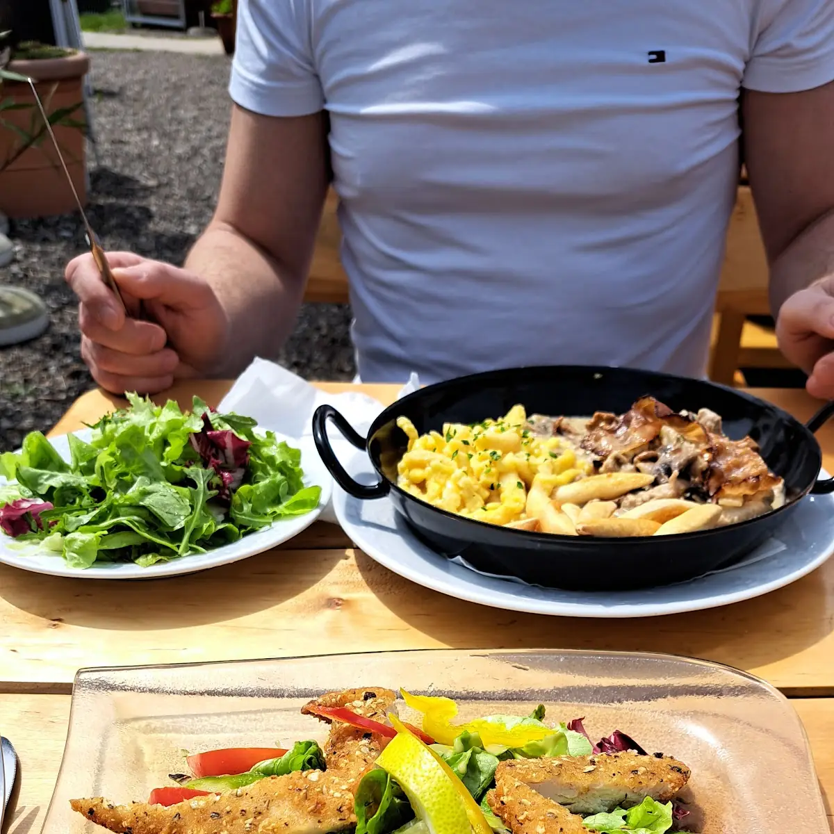 Steirischer Backhendl Salatteller