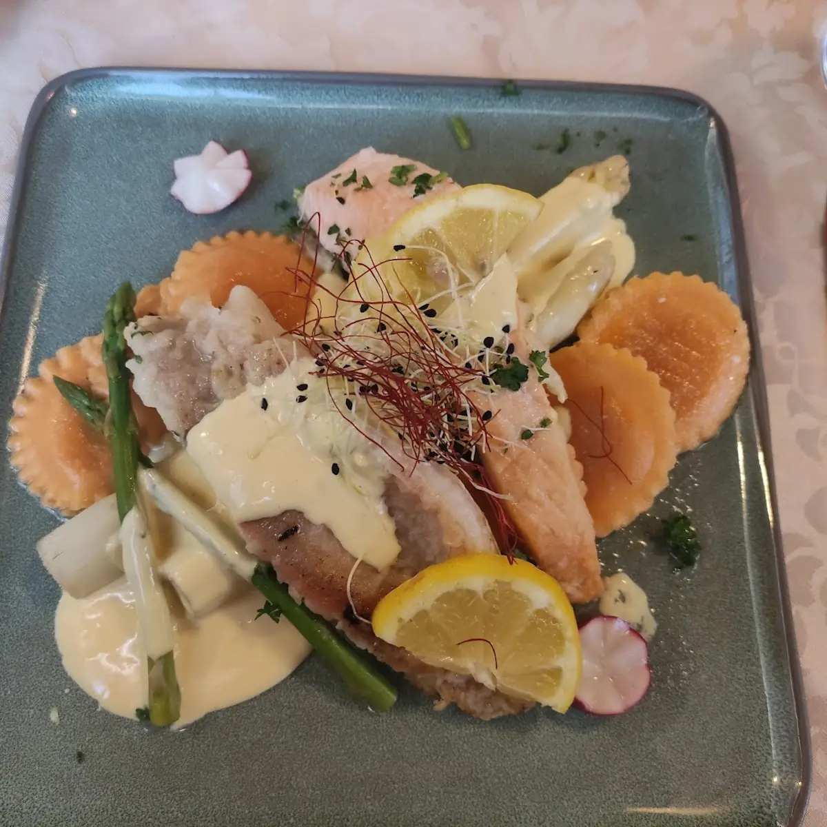 Goldbrassenfilet An Tomatennudeln Mit Sardellen Und Ruccola