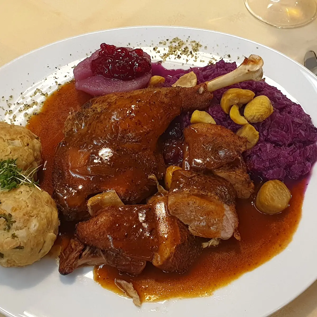 Martinigansl Mit Rotkraut Und Knödel