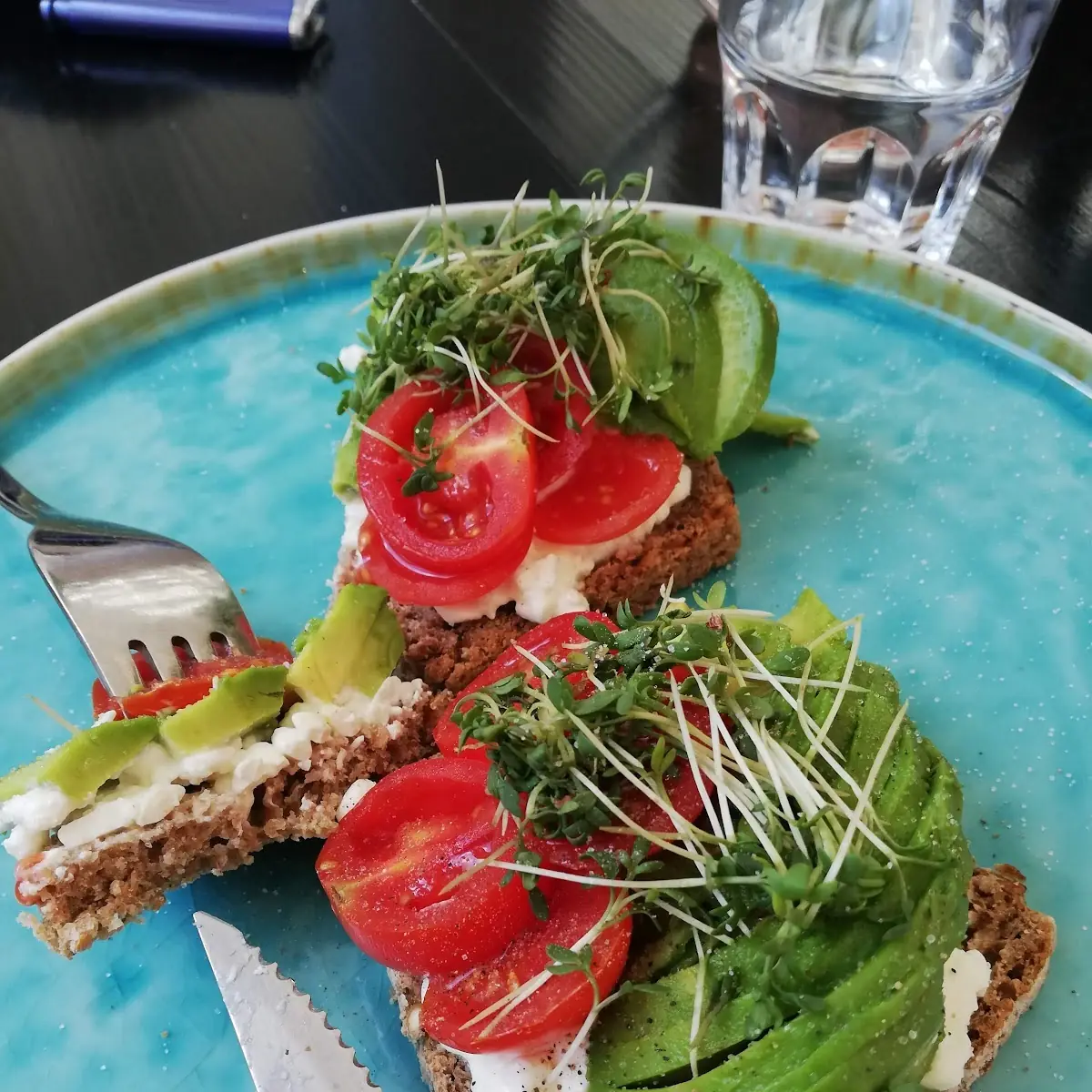 Frühstück Avocado Brot Mit Frischkäse Tomaten Und Frische Kräuter