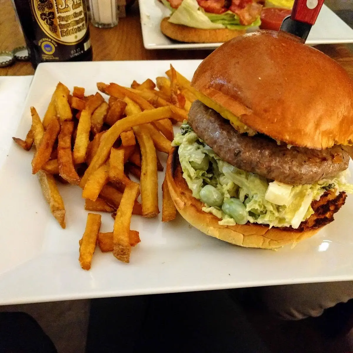 Klassische Burger Mit Pommes