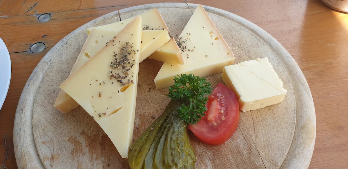 Bergkäse Mit Butter Und Brot