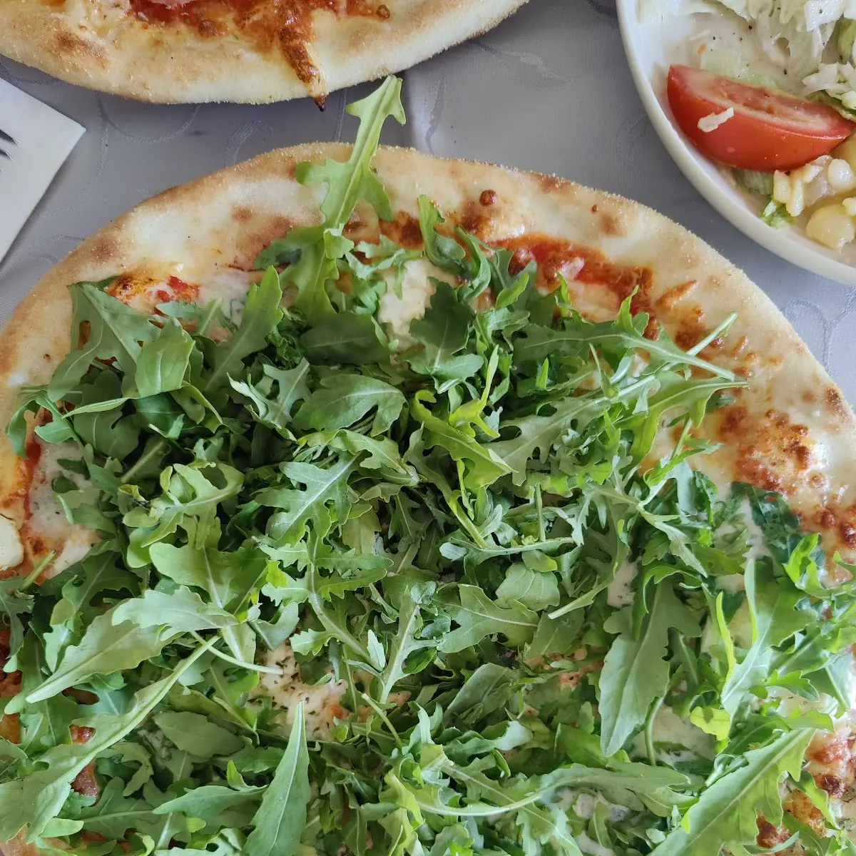 Pizza Quattro Formaggio Mít Rucola Salat