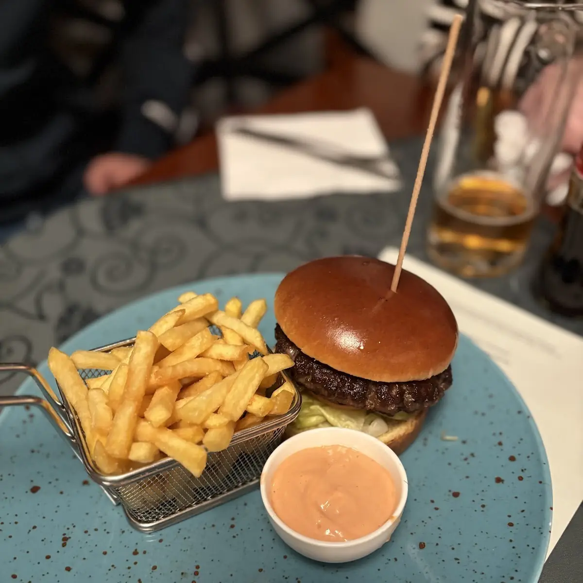 Burger Mit Pommes