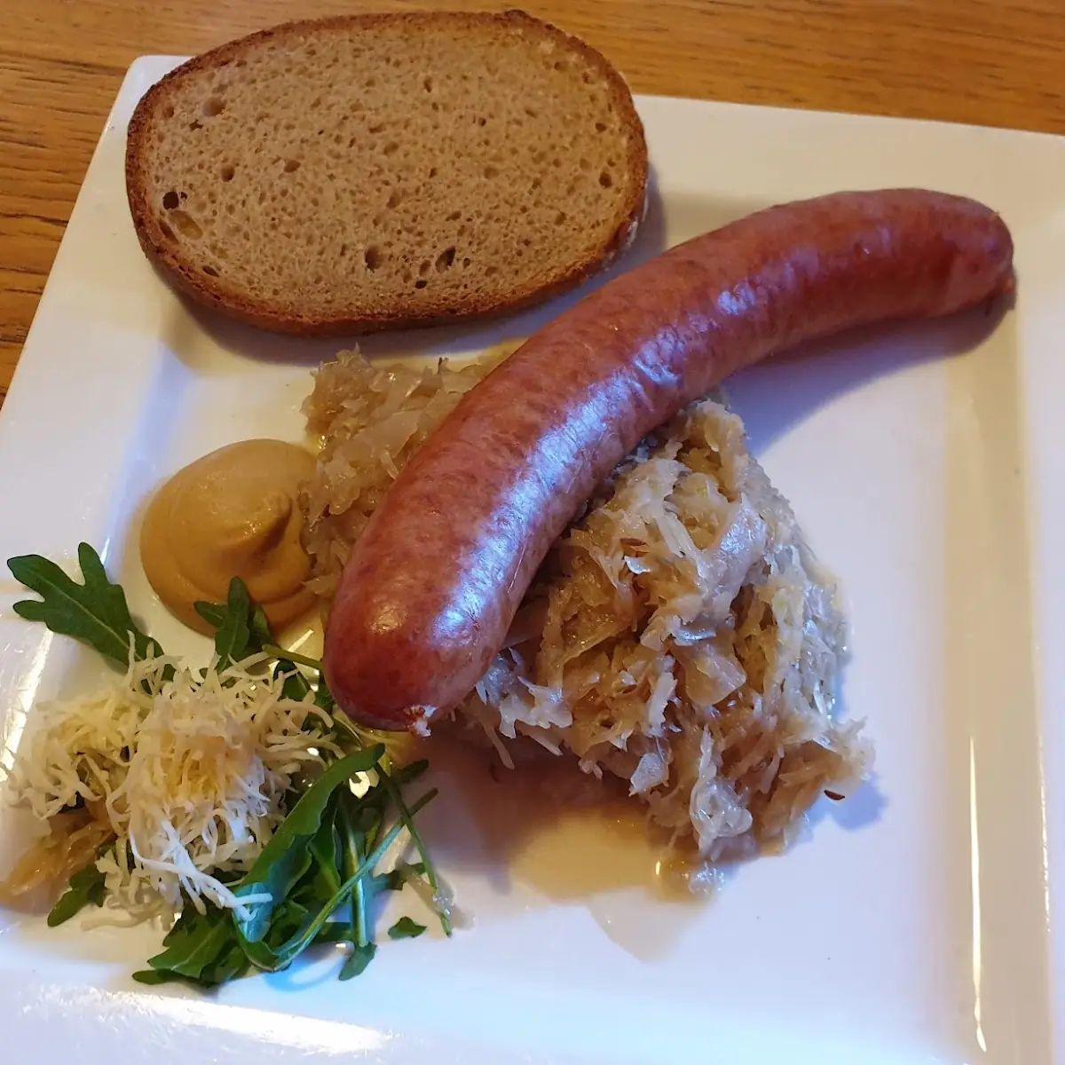 Bauernwürstel Mit Sauerkraut