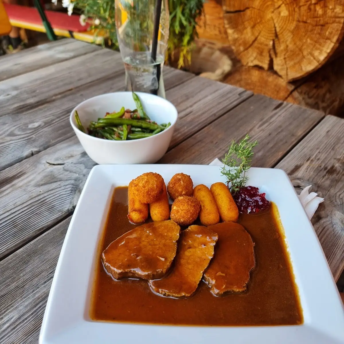 Rinderbraten Mit Speckbohnen Und Kroketten