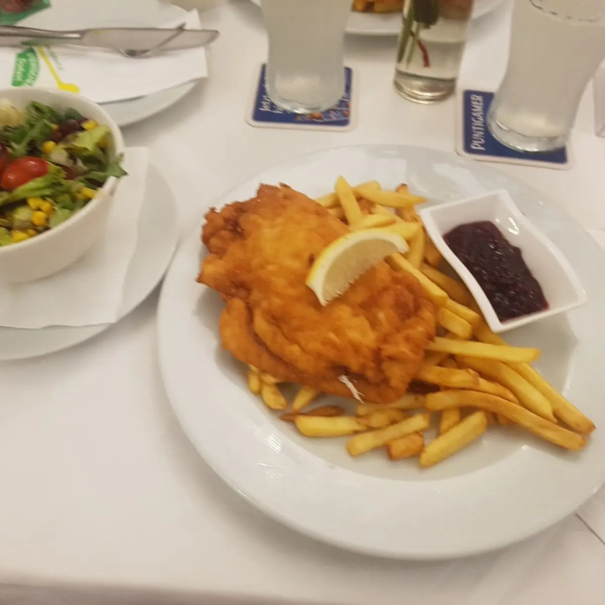 Cordon Bleu Mit Salat Und Pommes