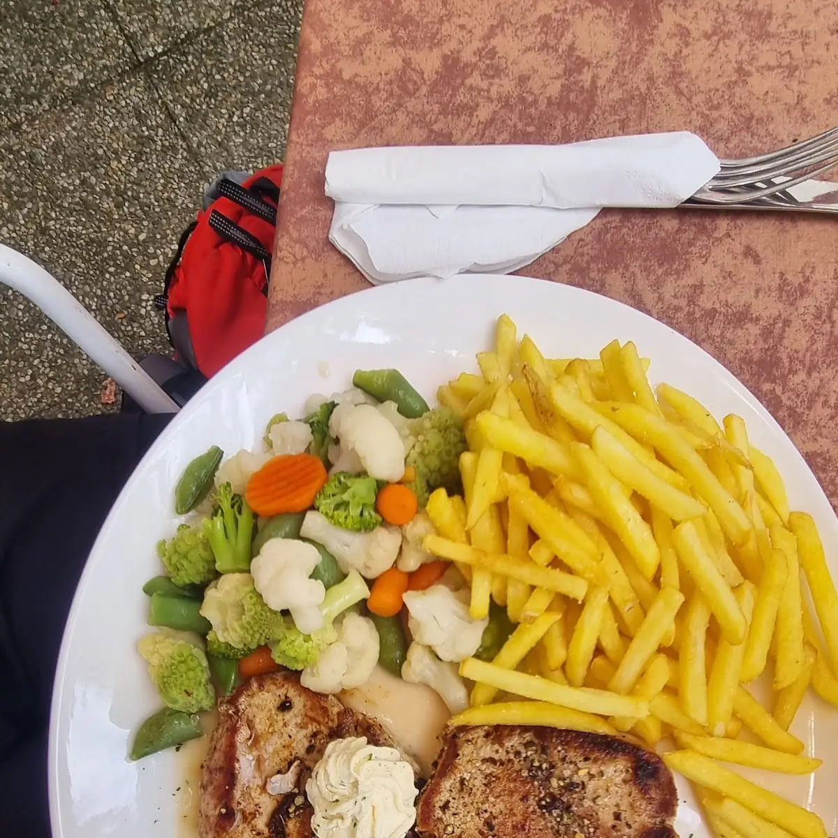 Grillkotelett Mit Gemüse Und Pommes Frites