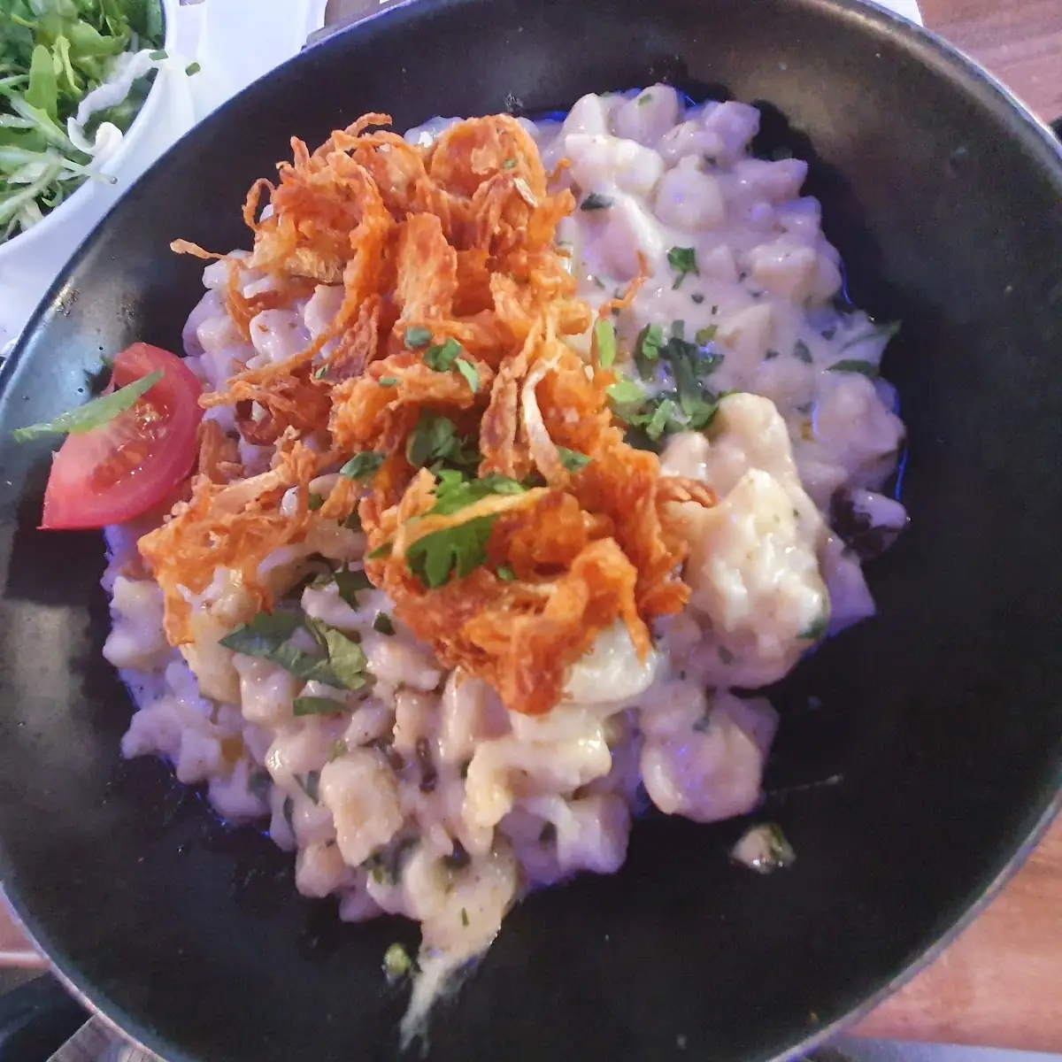 Käse Spätzle Mit Röstzwiebeln In Pfanne