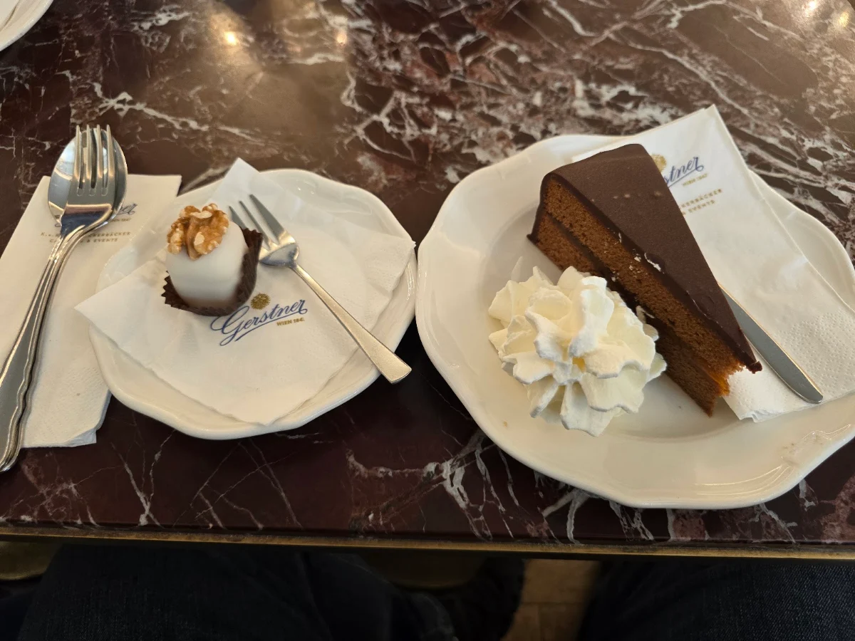 Sachertorte Und Petite Four Nuss