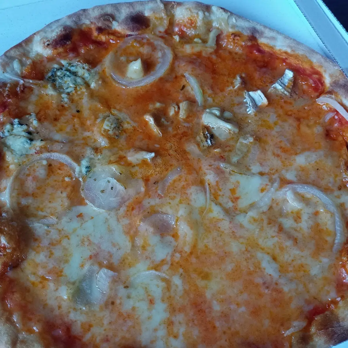 Pizza Quattro Formaggi Mit Zwiebeln