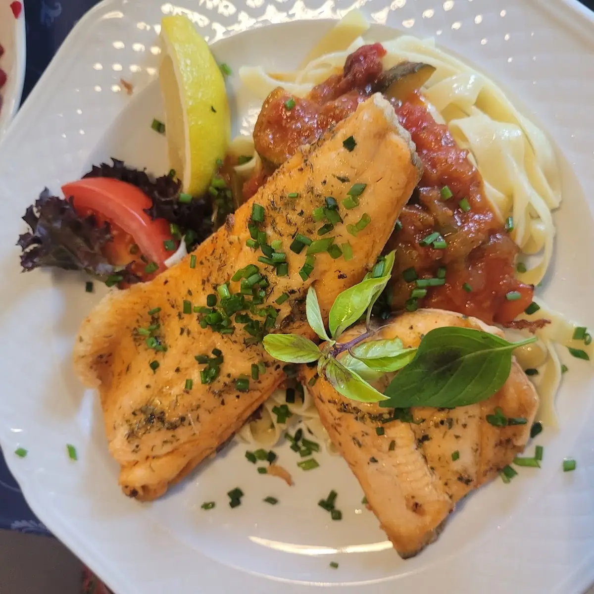 Gebratenes Filet Vom Saibling Auf Tomaten-gemüse Tagliatelle