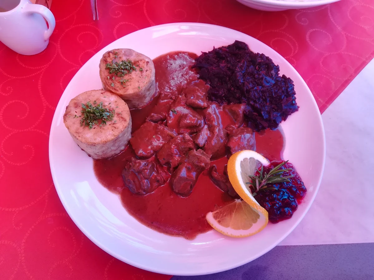Hirschragout Mit Serviettenknödel Und Rotkraut