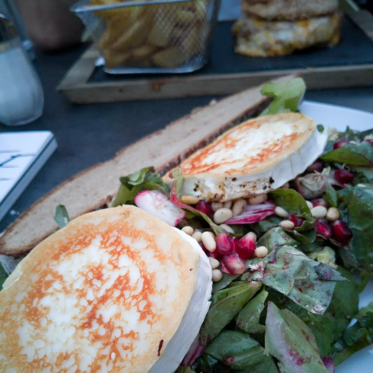 Karamellisierter Ziegenkäse Auf Blattsalat