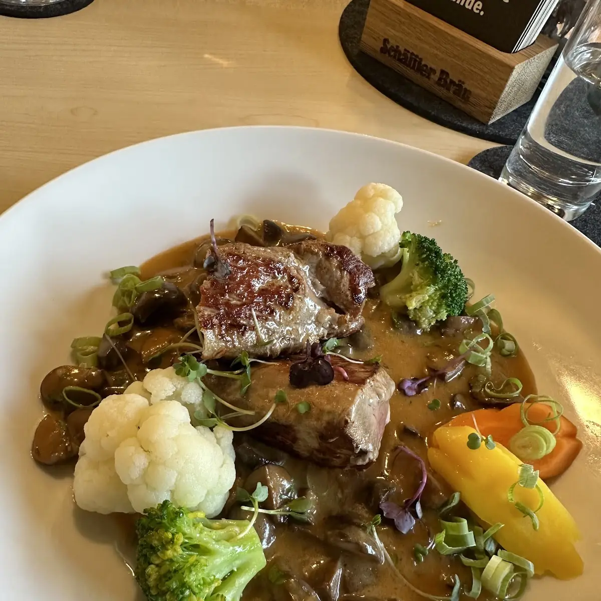 Schweinelende Mit Gemüse Und Spätzle