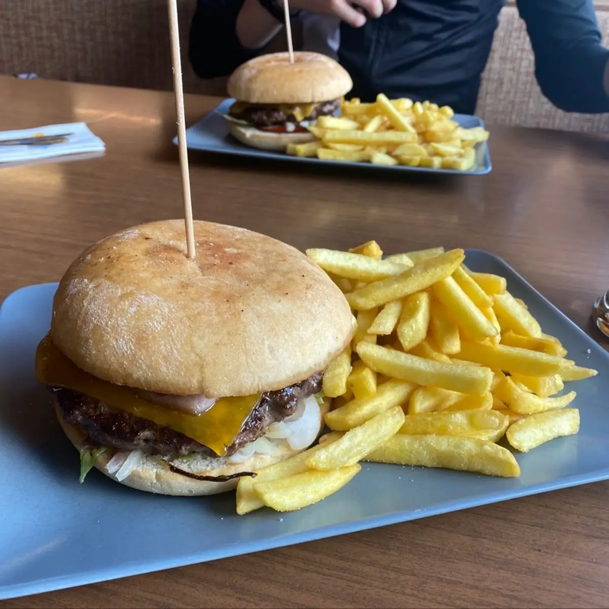 Timmelsburger Mit Pommes