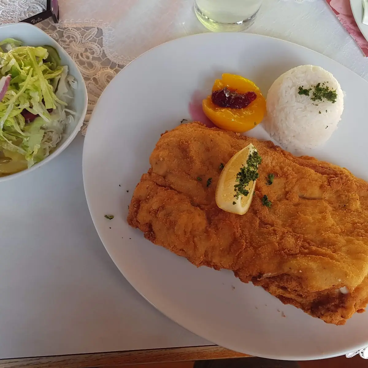 Cordon Bleu Mit Reis Und Salat