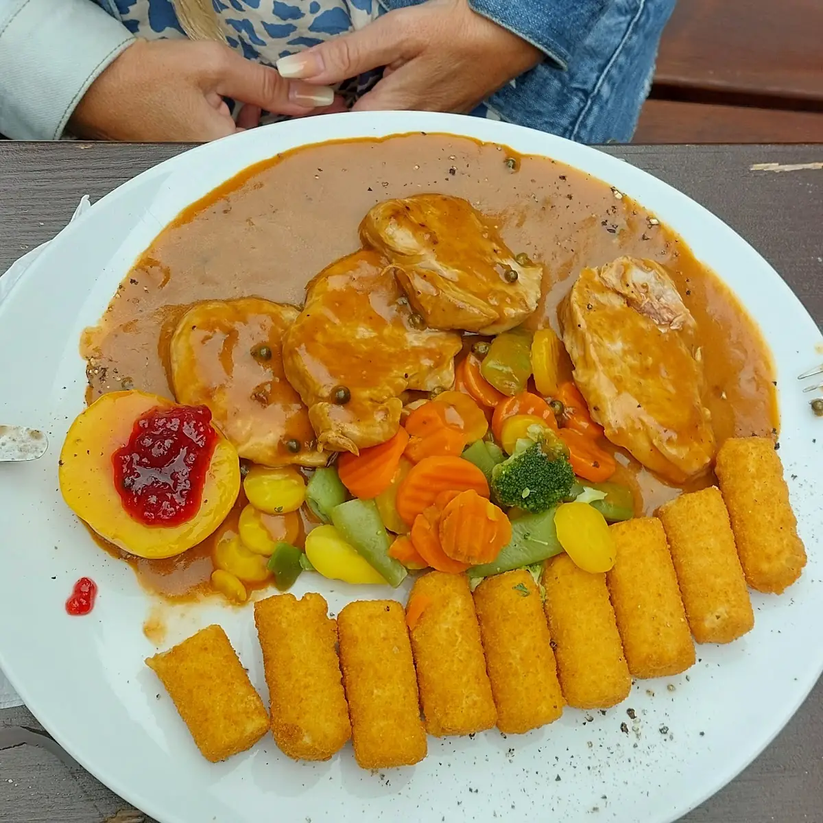 Schweinslungenbraten Mit Kroketten Und Pfirsich