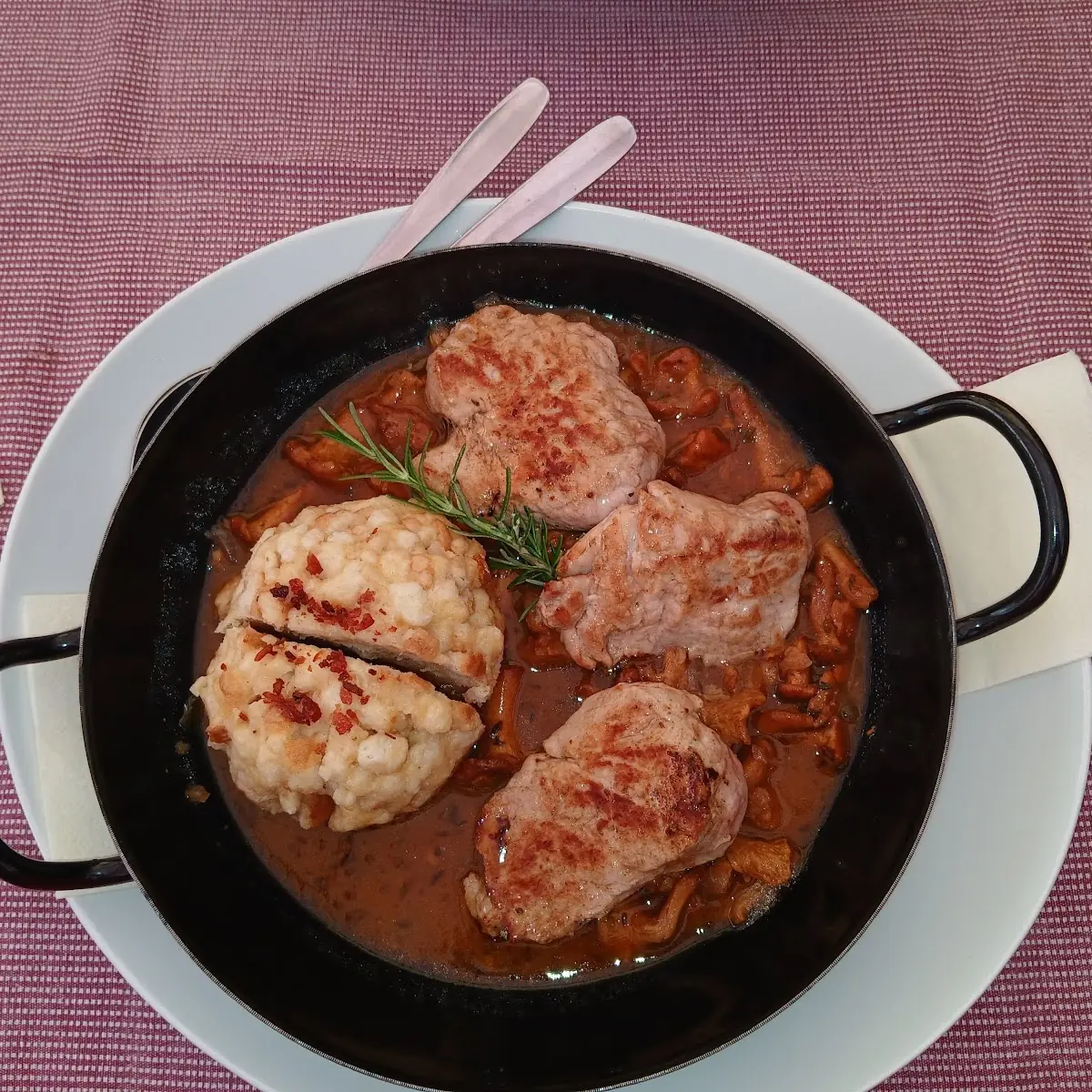 Schweinsmedaillons Auf Schwammerlsoße Mit Knödel