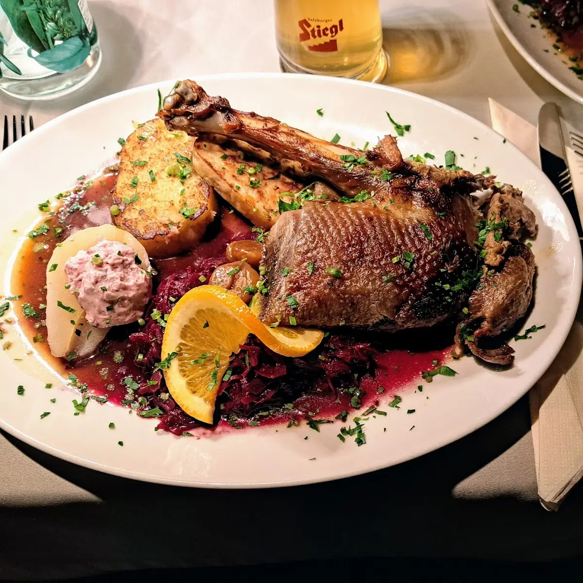 Martinigansl Mit Blaukraut Und Serviettenknödel