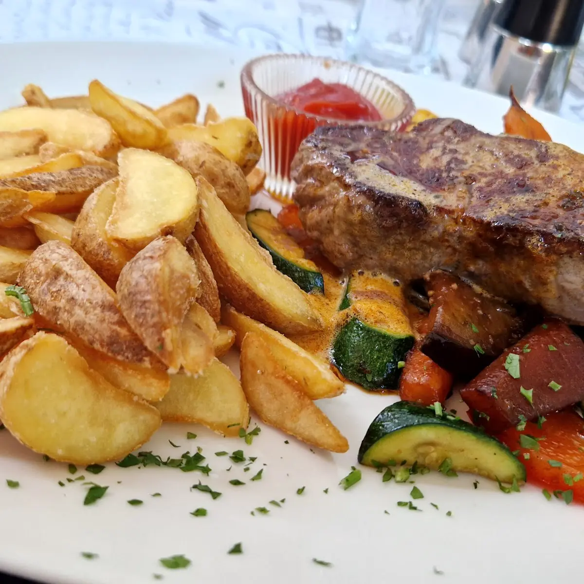 Steak Mit Kartoffelspalten