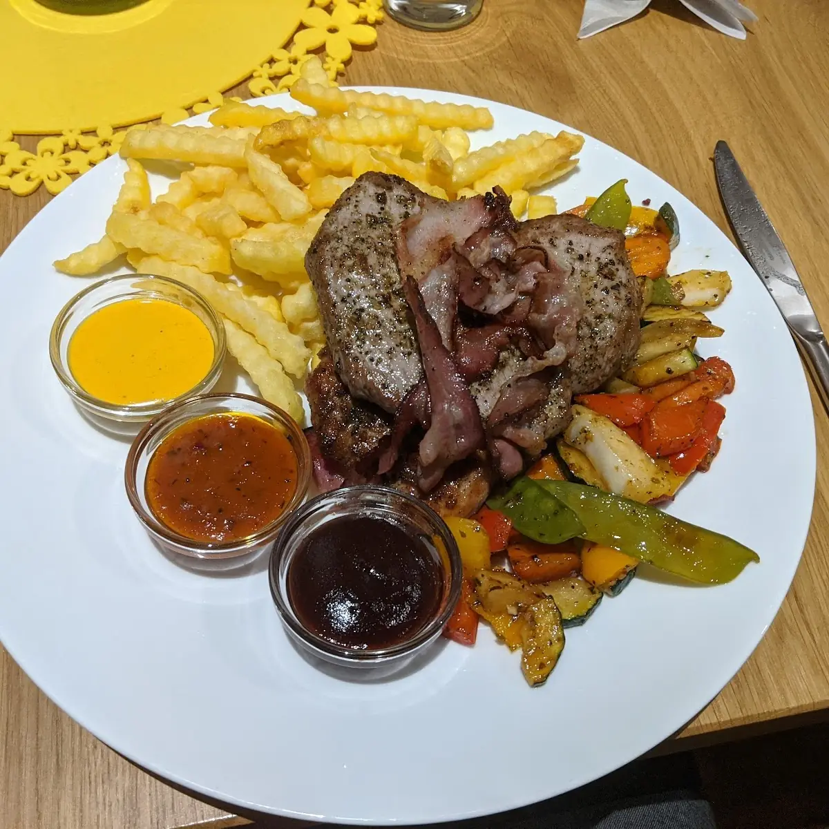 Grillteller Vom Rind Und Schwein Mit Dreierlei Saucen Pommes Und Grillgemüse