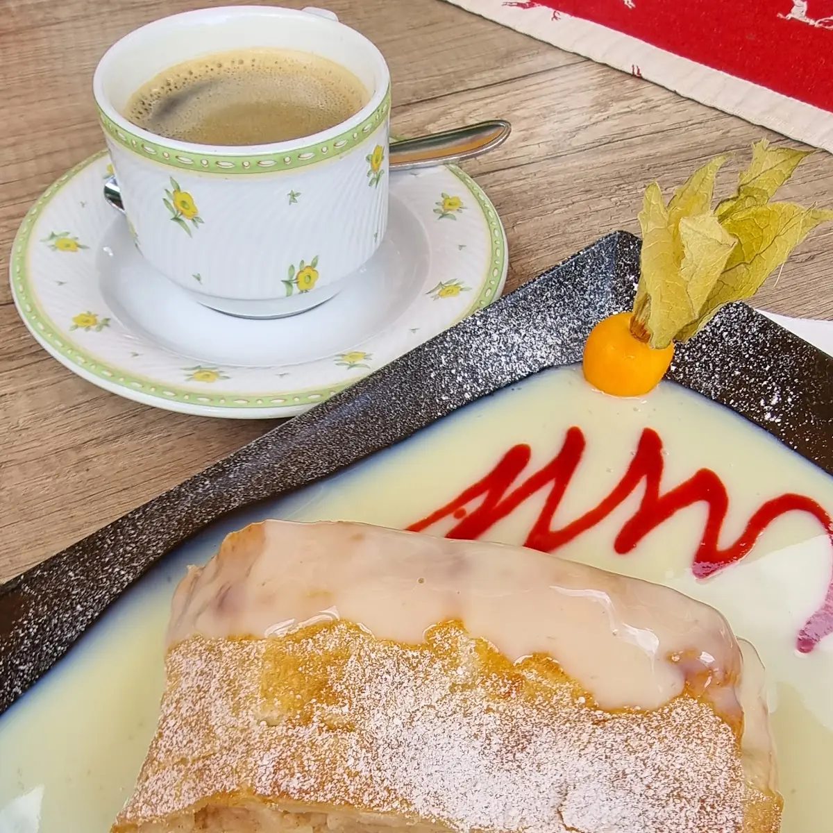 Apfelstrudel Mit Vanillesauce
