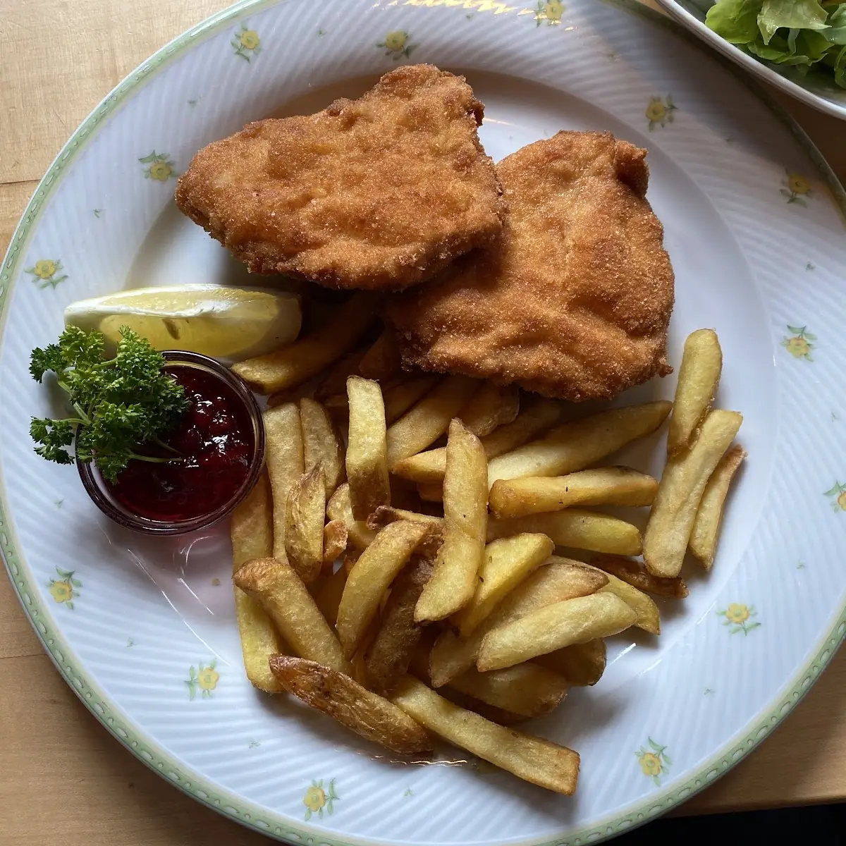 Wienerschnitzel Vom Schwein Mit Pommes Frites