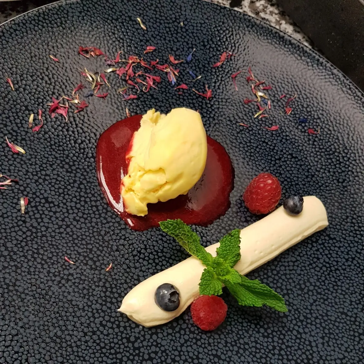 Weiße Schoko Mouse An Himbeeren Mark Mit Hausgemachten Mango Eis