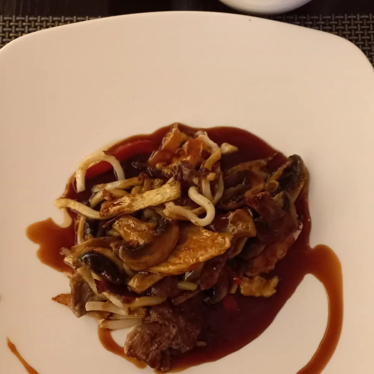 Schweinefleisch Mit Pilzen In Teriyakisauce