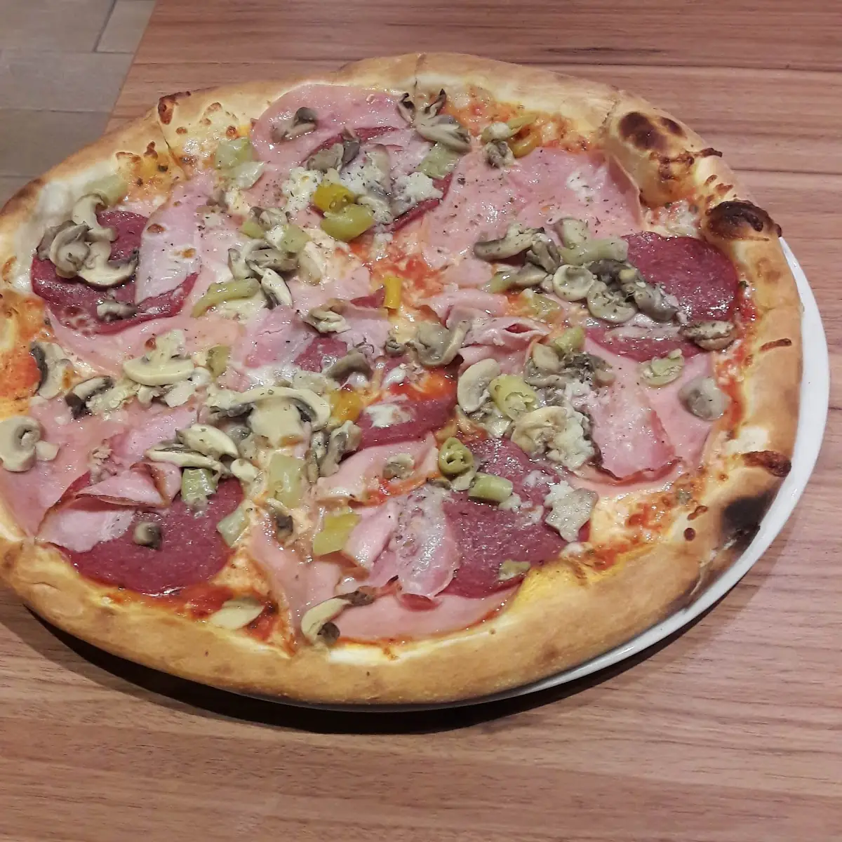 Salami Schinken Pizza