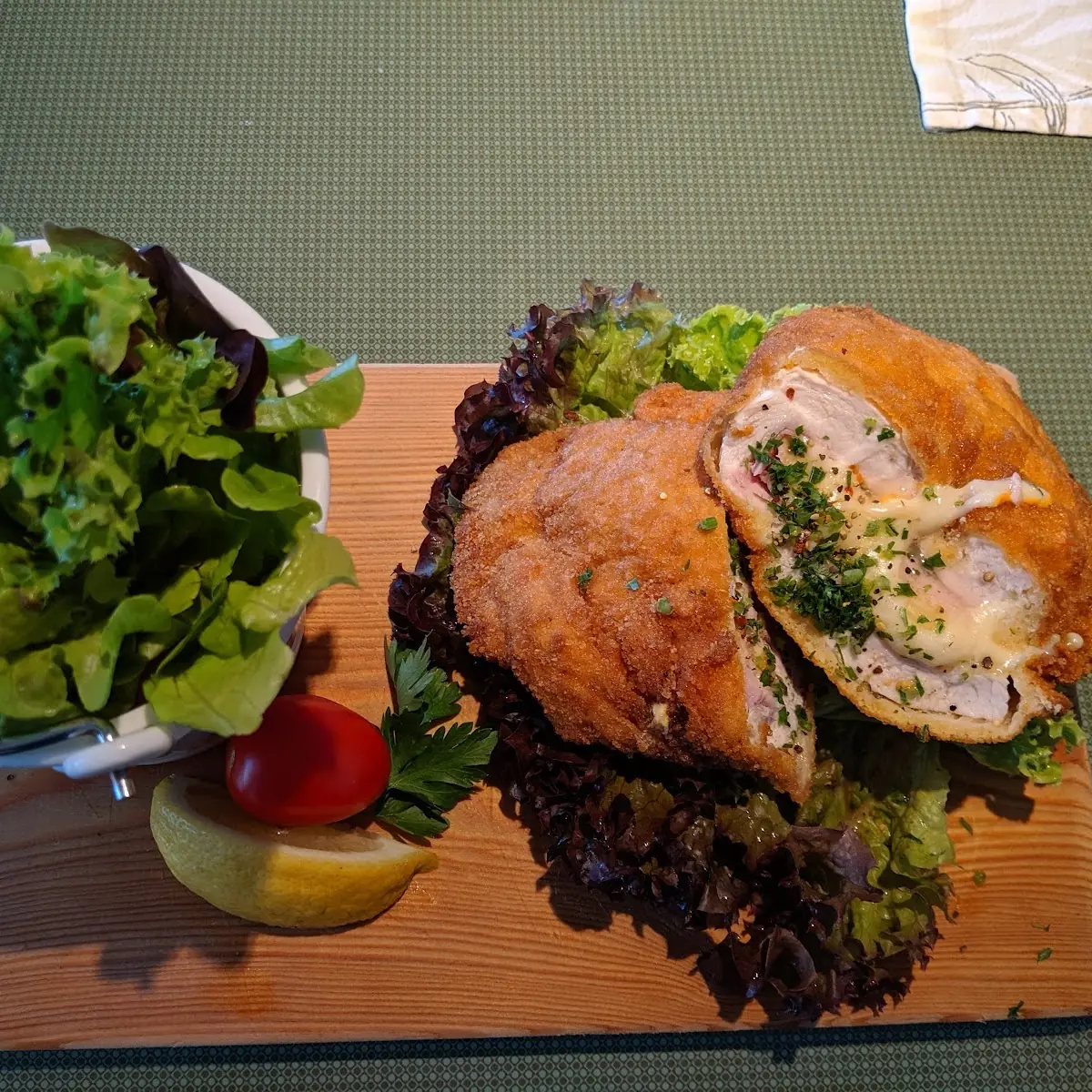 Cordon Bleu Vom Huhn Mit Salat