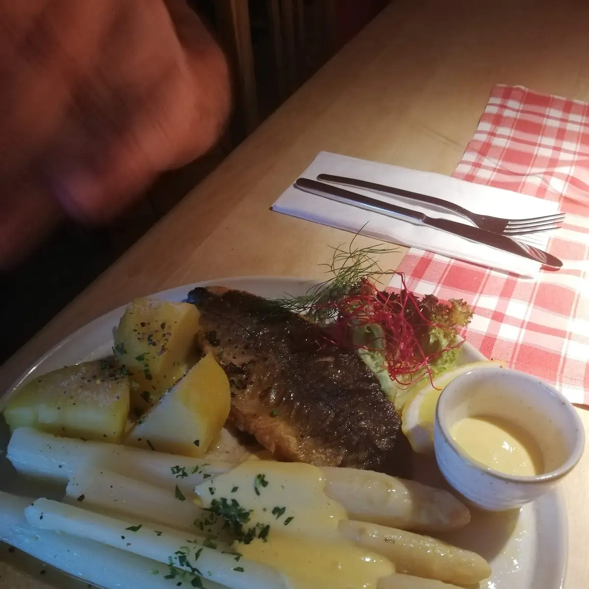 Saibling Regional Mit Spargel Aus Eferding