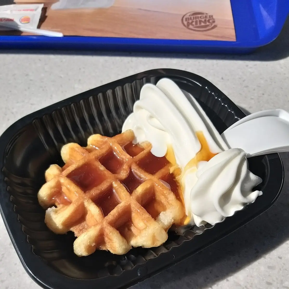 Waffel Mit Karamell Und Eis ⚘
