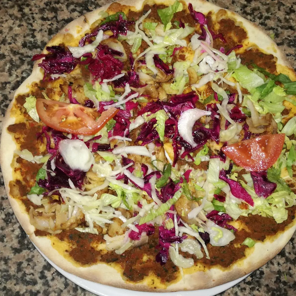 Lahmacun Mit Salat