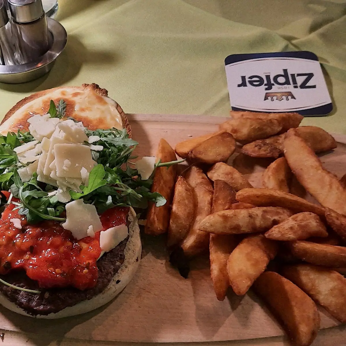 Italienischer Burger, KIWI Restaurant