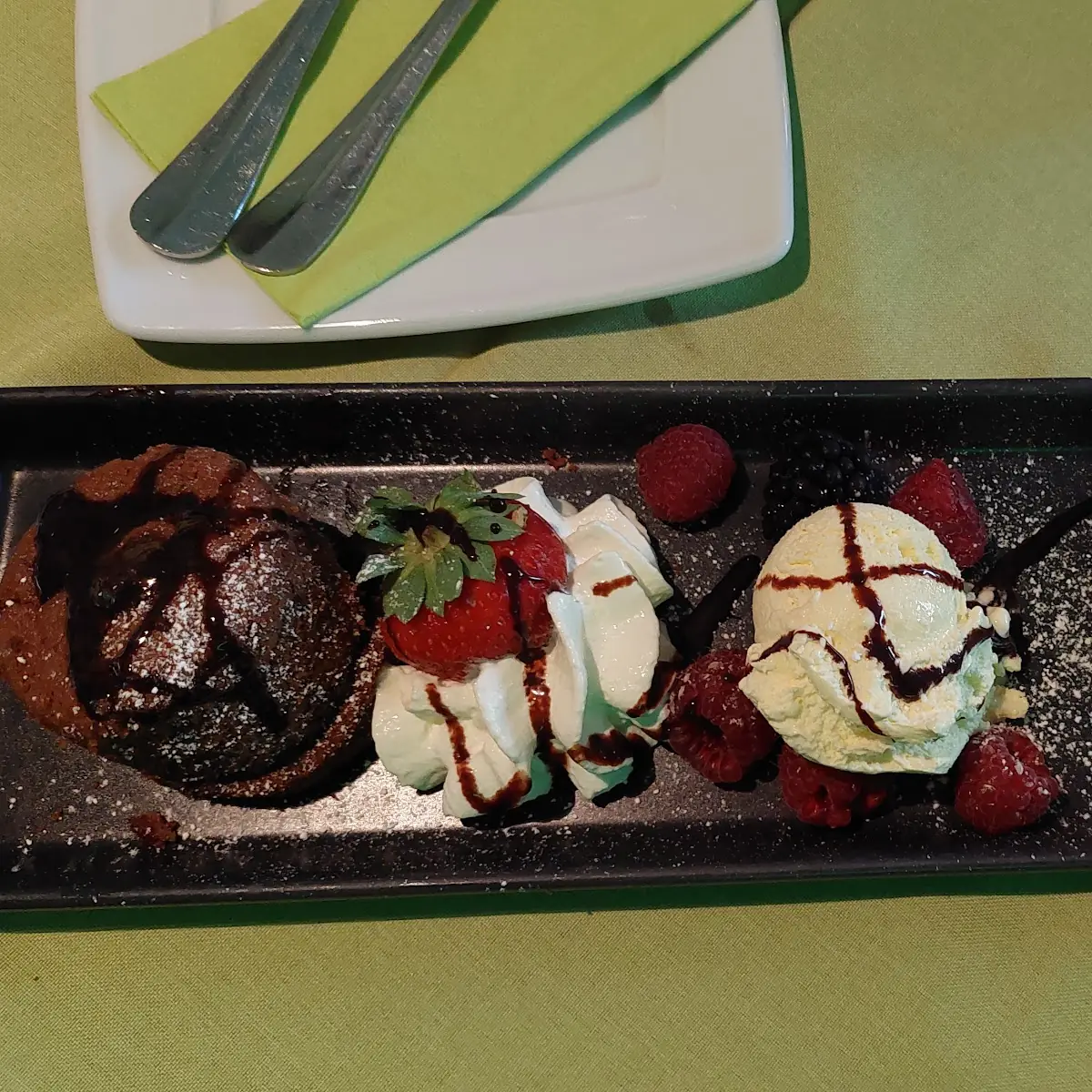 Schokosuffle Mit Vanilleeis, KIWI Restaurant