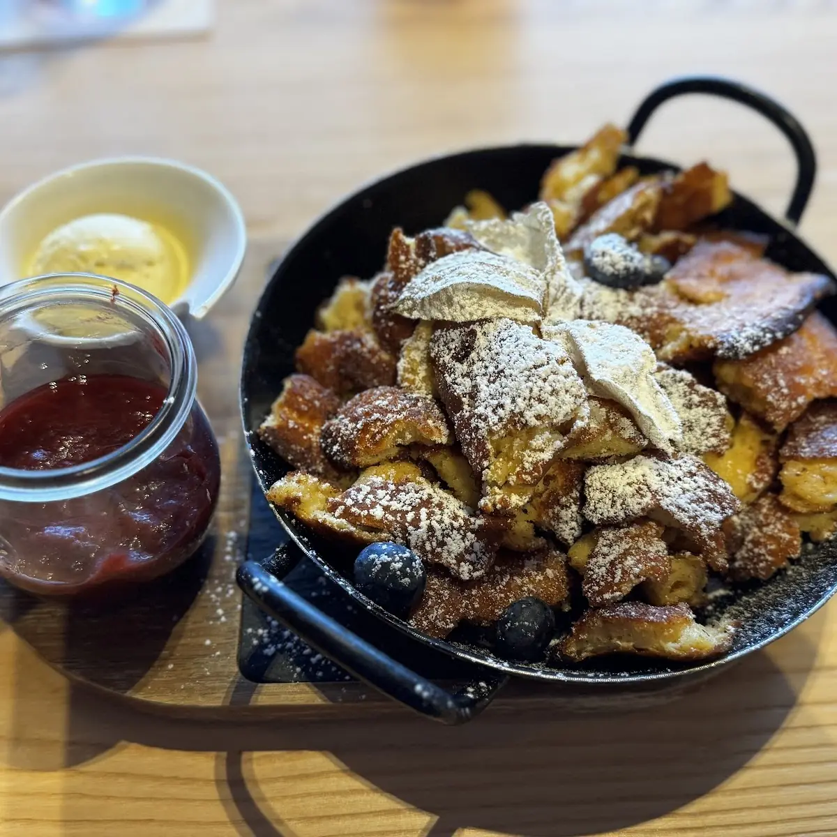 Kaiserschmarren Mit Zwetschkenröster & Vanilleeis