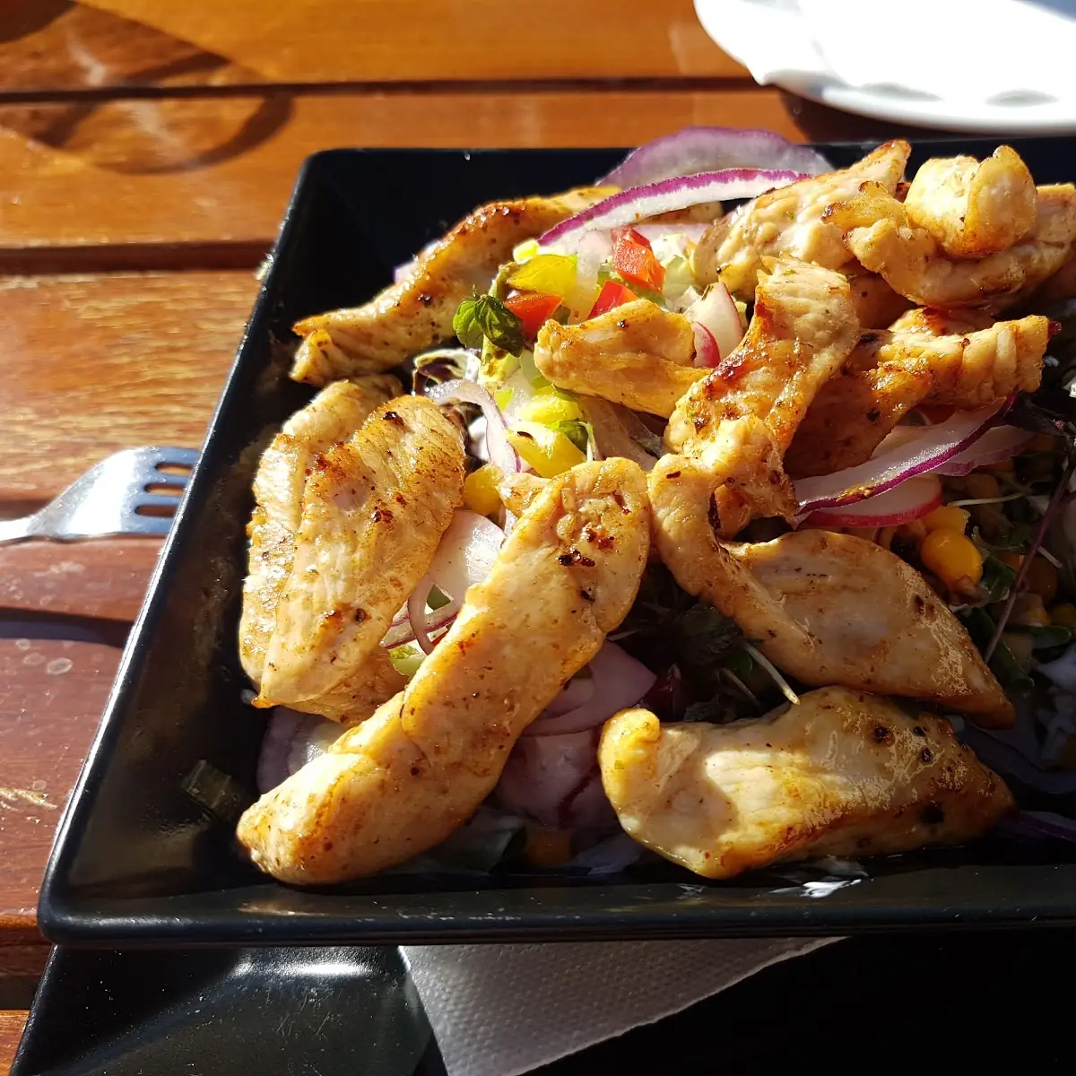 Gegrillte Hühnerstreifen Auf Blattsalat