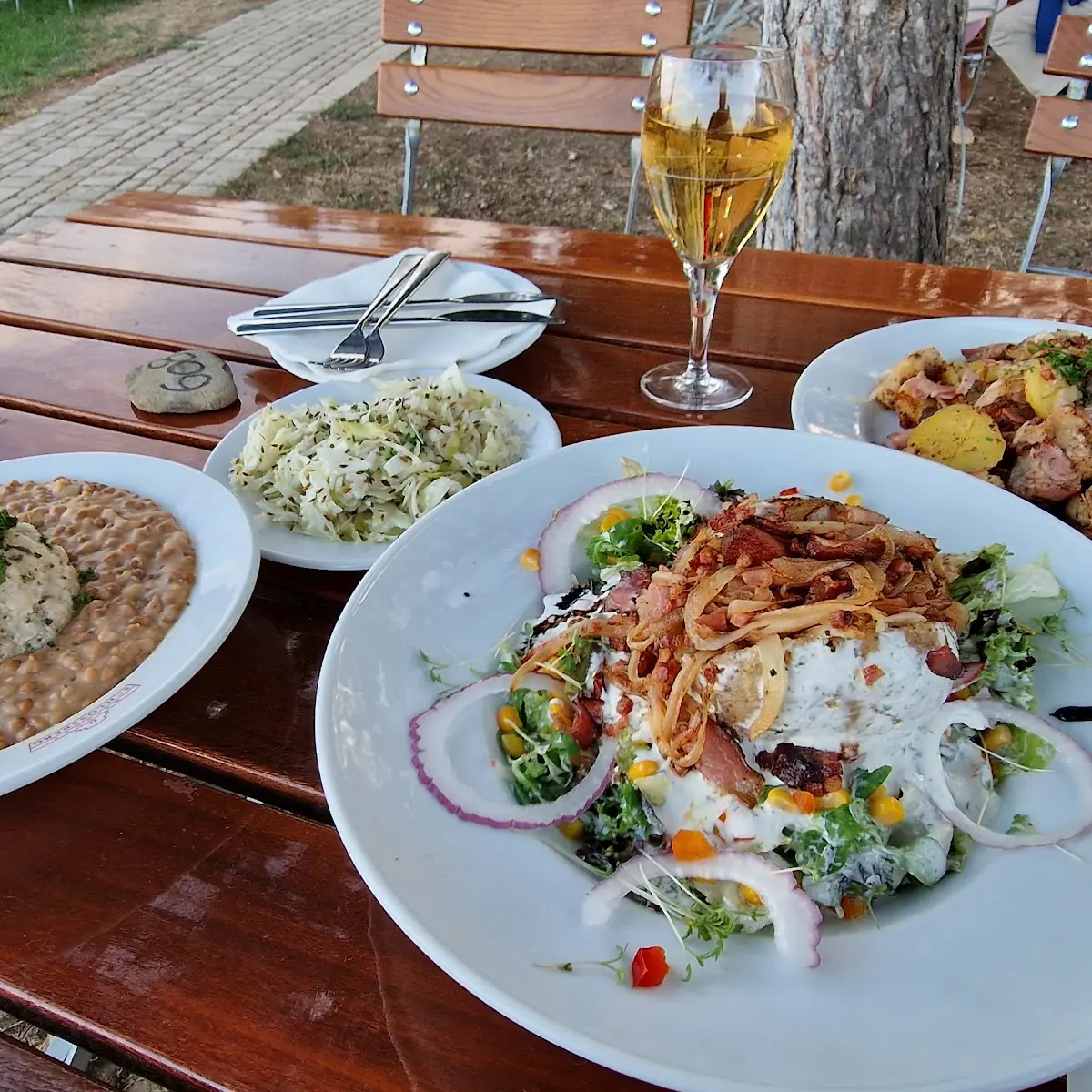 Ofenkartoffel Mit Speck Und Zwiebeln Auf Salat