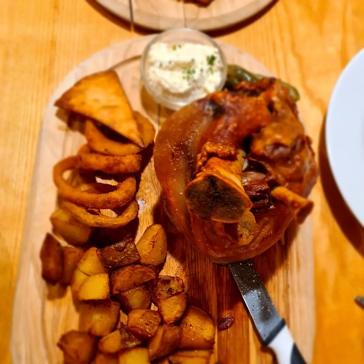 Stelze Mit Bratkartoffeln